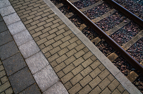 An der Bahnsteigkante