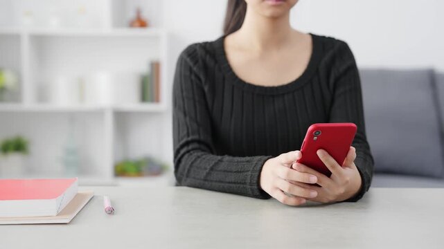 スマホ、アプリ、女性、オフィス、SNS、タッチ、操作、スマートフォン、動画、メッセージ、女子、作業、仕事、メール、検索、ソーシャルメディア、ニュース、口コミ、キャンペーン、セール、ポイント、クーポン、ネットショッピング、通販、ECサイト、eコマース、DX、デジタル、データ、モバイル、トランスフォーメーション、AI、ブラウザ、リビング、学生、カジュアル、若い、自宅、認証、セキュリティ、部屋、手元、室