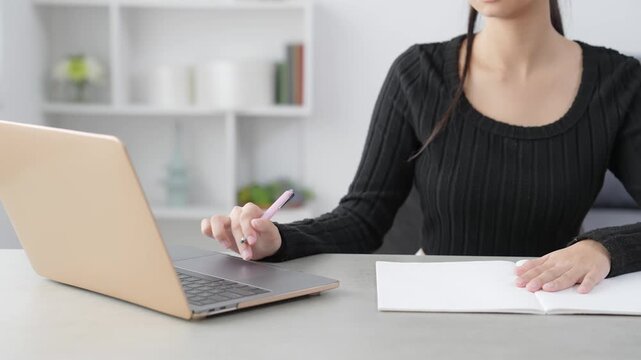 勉強、学習、オンライン、ノートパソコン、PC、eラーニング、リモート、学生、授業、教育、女性、女子、ノート、事務、IT、高校生、女子高生、中学生、10代、少女、子供、女の子、日本人、副業、資格、カジュアル、在宅、自宅、フリースクール、スクール、書く、試験、入試、テクノロジー、インターネット、web、動画、配信、予備校、塾、顔なし、手元、学校、教室、受験、受験生、模試、宿題、人物