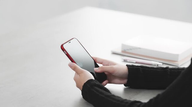 スマホ、アプリ、ノートパソコン、PC、DX、女性、セキュリティ、認証、パスキー、パスコード、パスワード、2段階認証、2FA、顔認証、スマートフォン、デジタル、操作、室内、カジュアル、オフィス、デスクワーク、仕事、作業、入力、ネットバンキング、事務、業務、女子、インターネット、オンライン、銀行、web、IT、ICT、トランスフォーメーション、ビジネス、顔なし、手元、ソフトウェア、タッチ、メール、検索