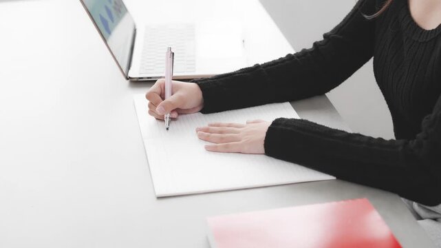 デスクで勉強する女性