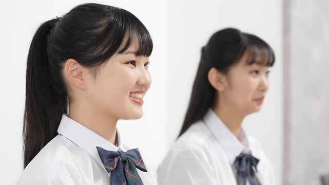 面接、オーディション、学生、高校生、中学生、インタビュー、アイドル、芸能人、役者、俳優、制服、劇団、二人、会話、質問、女子高生、10代、女子、女性、少女、子供、女の子、日本人、入試、受験、受験生、教育、ヒアリング、面談、入学、試験、白バック、笑顔、学校、生徒、話す、自己PR、アピール、相談、モデル、志望理由、口頭試問、面会、審査、勉強、芸能、事務所、エージェント、人物