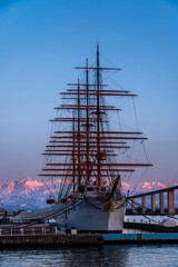 夕方の海王丸パークから新湊大橋と海王丸を前景にピンク色染まる立山連峰アーベンロート