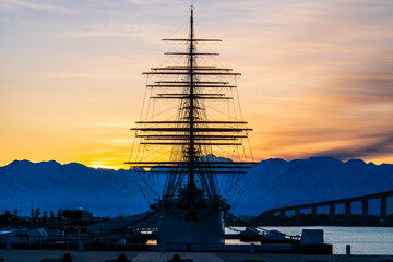 夜明けの海王丸パークから朝焼けの立山連峰を背景に新湊大橋と海王丸