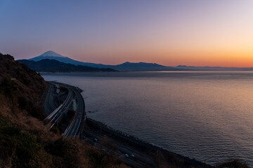 東海道五十三次 薩埵峠から朝日に照らされる富士山と東海道