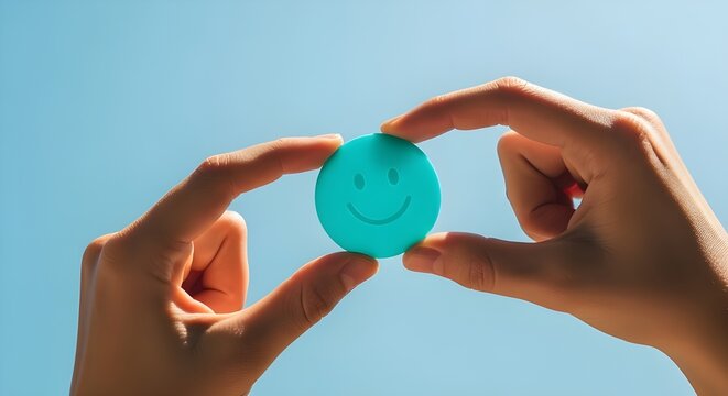 Manos sosteniendo una cara azul de sonrisa feliz, buena calificaci&oacute;n de comentarios, rese&ntilde;a positiva de los clientes, experiencia, encuesta de satisfacci&oacute;n, salud mental sonriente, bienestar infantil,