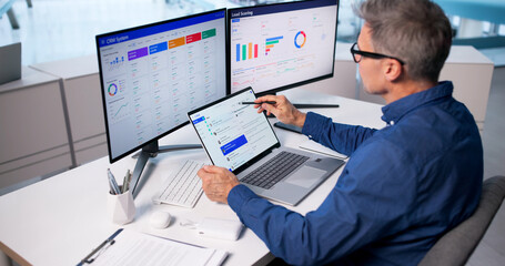 Obraz premium Man Using CRM Marketing Lead Retention System For Boosting Sales