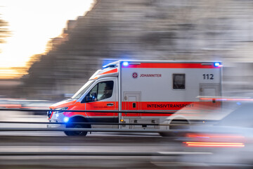 Rettungswagen der Johanniter-Unfall-Hilfe (JUH) fährt mit Blaulicht durch Berlin. / An ambulance belonging to Johanniter-Unfall-Hilfe (JUH) drives through Berlin with its blue lights flashing. © Tobias Seeliger