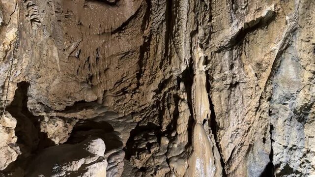 Stalattiti e acqua che gocciola in grotta