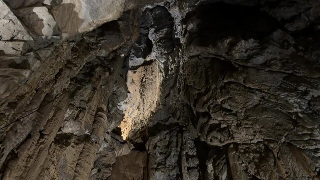 Acqua che scende nella caverna