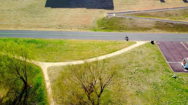 土手沿いを走る自転車を空撮　4K