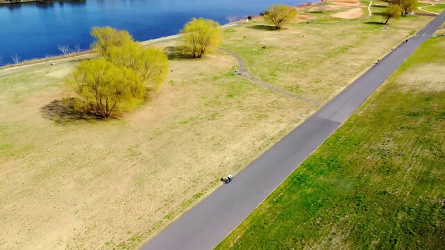 土手沿いを走る自転車を空撮　4K