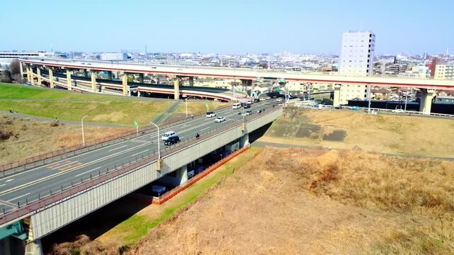 車通りの多い橋を空撮　4K