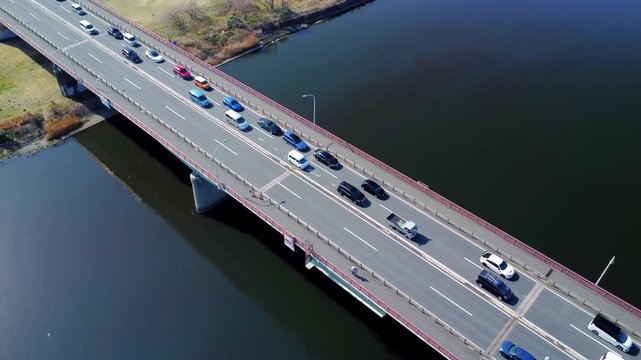 車通りの多い橋を空撮　4K