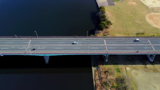 車通りの多い橋を空撮　4K