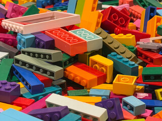 Naklejka premium Colorful plastic building bricks pile