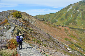 登山道を歩く登山客