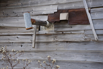 古い木造住宅とトタンの煙突