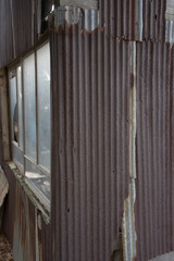 錆びたトタンの波板