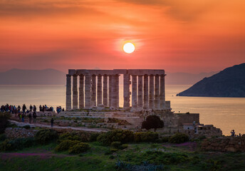 Obraz premium Close-up sunset view of the ancient Temple of Poseidon at Cape Sounion at the edge of Attica, close to Athens, Greece
