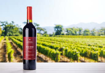 Naklejka premium Wine bottle mockup in sunlit vineyard