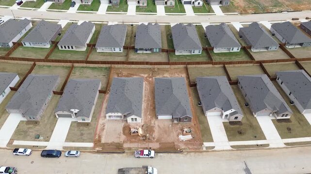 Completed homes and active builds line Arabian Ln at Highpointe Ranch by FM 1385, Spring Hill Rd in Aubrey. Gray roofs, fenced yards, disturbed soil contrast with finished lawns and driveways, TX