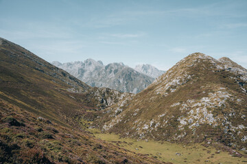 Fototapeta premium Young photographer in the mountains with a backpack