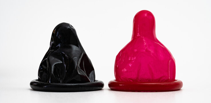 Schwarzes und rotes Kondom