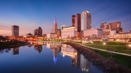 Fototapeta premium Columbus, Ohio, USA. Cityscape image of Columbus, Ohio, USA downtown skyline with the reflection of the city in the Scioto River at spring sunset.