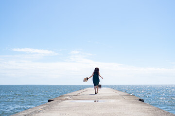海に向かって走る女性