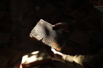 Obraz premium A manuscript inside the library of the Great Omari Mosque in Gaza