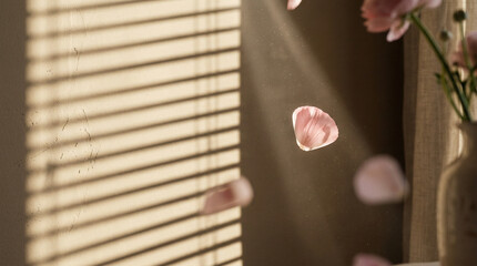 マットなベージュの壁に朝日のブラインド影が水平ラインを描くシネマ映像。
柔らかなピンクの花びらが光の筋をゆっくり漂い、1枚が優雅に回転しながら降下。
強いコントラストの陰影と浅い被写界深度が上質な美容ムードを演出。
広いサイド余白で広告、化粧品CM、ブランドビジュアルに最適な5秒素材。