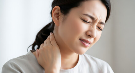 首こりに悩む女性：スマホ首やストレスによる首の凝り