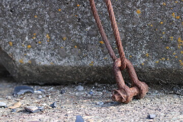 経年変化で赤く錆びたステンレス製のロープ