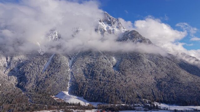 Luftaufnahme Westlichen Karwendelspitze im Winter. Verschneites Mittenwald im Werdenfelser Land, Oberbayern, an Grenze zu Oesterreich. Aerial drone view of highest peaks in Noerdliche Karwendelkette
