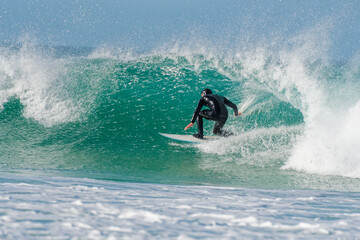 surfeur sur grosse vague au cap frehel, en hiver