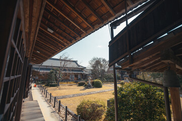 Fototapeta premium 源光庵の美しい庭園と丸窓