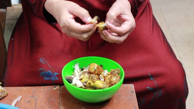 Fried chicken shredded into small pieces by hand. Usually used as an ingredient in the Indonesian dish "soto"