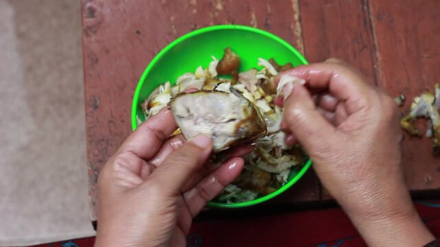 Fried chicken shredded into small pieces by hand. Usually used as an ingredient in the Indonesian dish "soto"