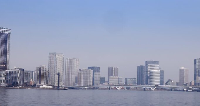 東京湾越しに望む高層ビル群と都市の密度