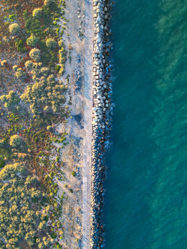 L&iacute;nea, espig&oacute;n, mar, cenital, rocas, cubos, hormig&oacute;n, defensa, tierra, &aacute;rida, matorrales, vegetaci&oacute;n, contraste, azul, turquesa, agua, sombras, sol, luz, horizonte, calma, naturaleza, costa, geometr&iacute;a