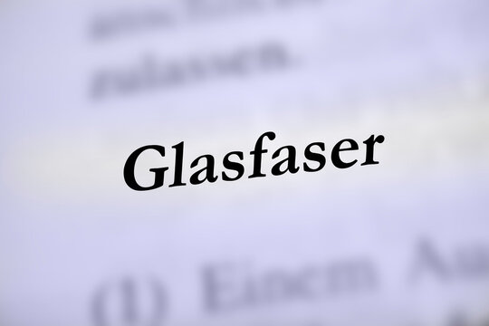 Glasfaser - schwarzes Wort in deutscher Sprache mit farbigen Hintergrund