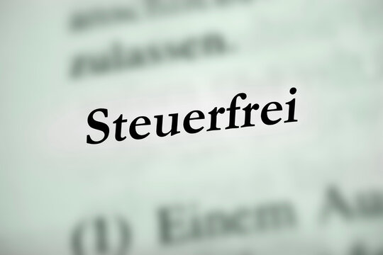 Steuerfrei - deutsches Textwort mit gr&uuml;nlichem Hintergrund