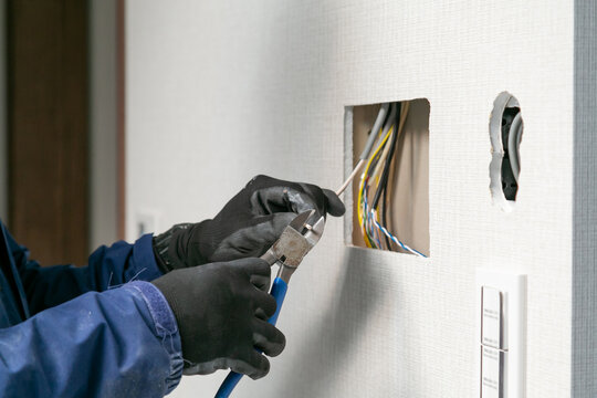 電気配線工事の工程 ニッパーで電線をカットする工事スタッフの手元