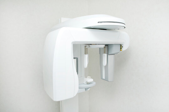 歯科医院の最新パノラマレントゲン・歯科用CT診断装置 清潔感のある白背景の医療機器