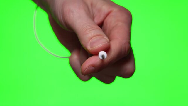 Audio plug from headphones.
Mini jack cable.
Microphone connection.
3.5mm plug.
AUX cable for audio