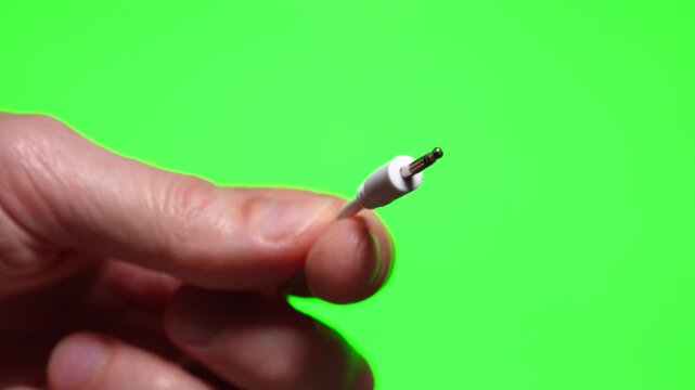 Audio plug from headphones.
Mini jack cable.
Microphone connection.
3.5mm plug.
AUX cable for audio