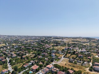 Obraz premium Aerial Panoramic View of Coastal Residential Neighborhood and Blue Sea Horizon