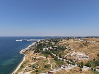 Obraz premium Aerial Panoramic View of Coastal Residential Neighborhood and Blue Sea Horizon