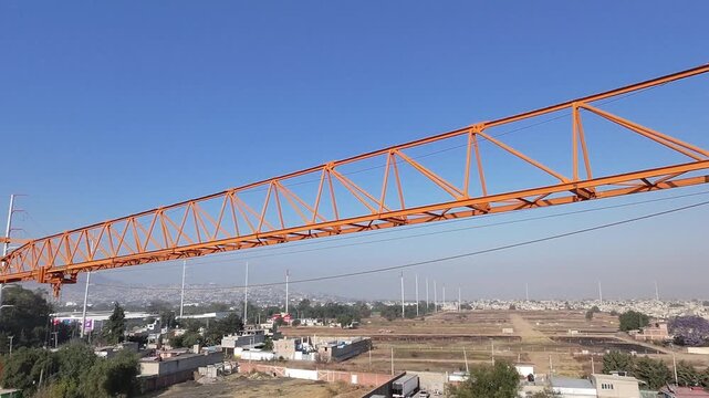 Vuelo frontal de drone: De la estructura industrial al horizonte del atardecer